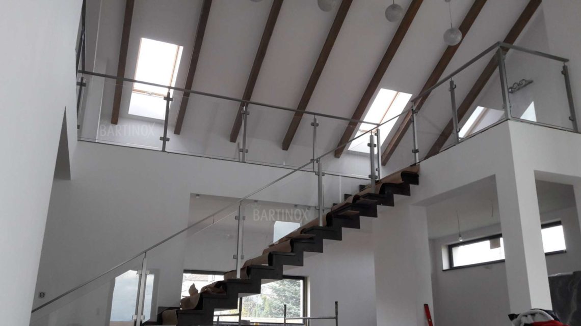 Barierki schodowe wewnątrz domu – jak połączyć styl z ergonomią?