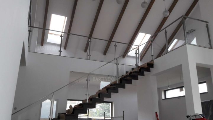 Barierki schodowe wewnątrz domu – jak połączyć styl z ergonomią?